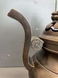 Un br&ucirc;le-parfum tripod couvert en bronze, Chine, marque de Qianlong, 19/20&egrave;me